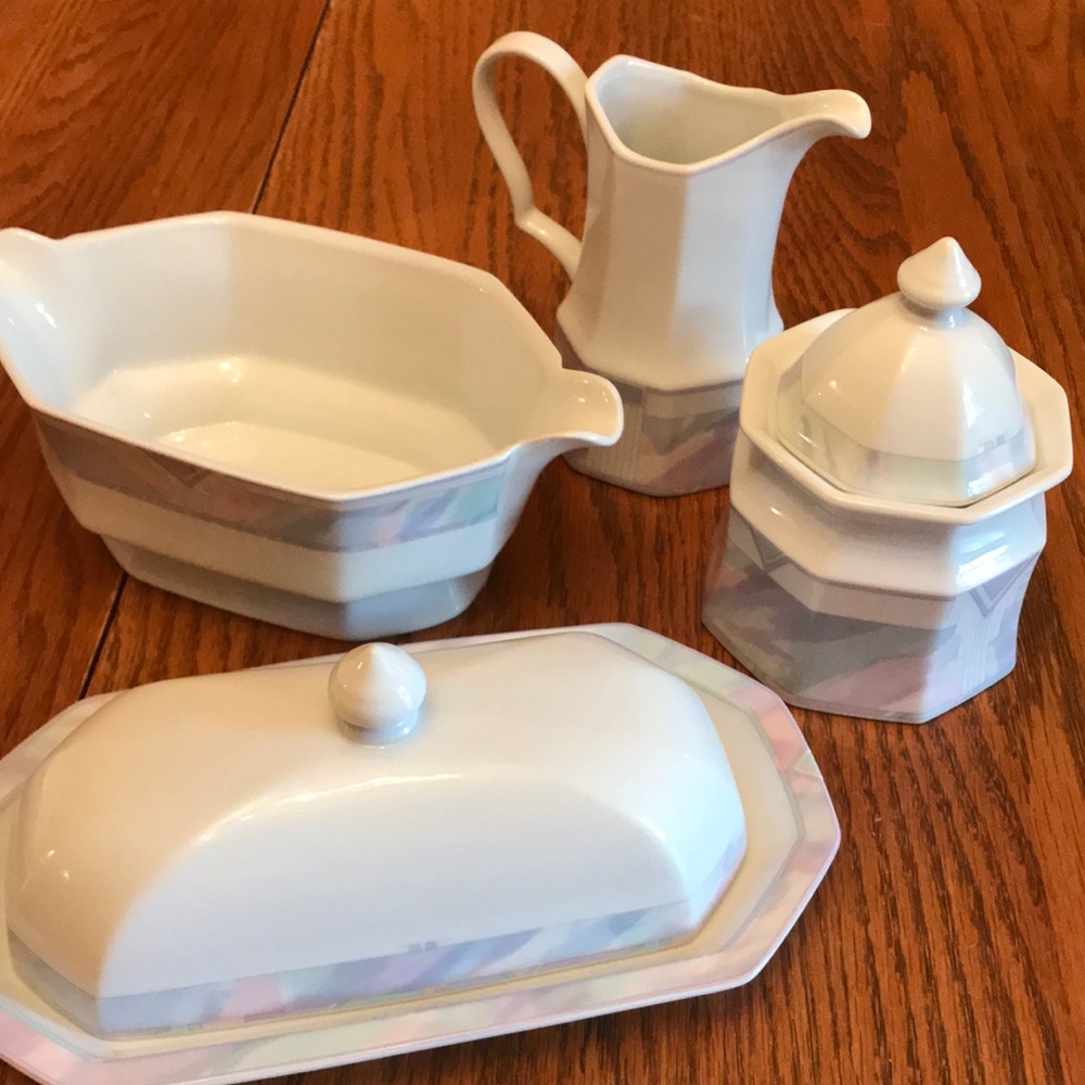 Four piece Savoir vivre fine china